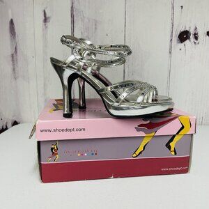 Torta Caliente Pumps Size 6M Silver Galen Shoes Heels